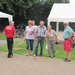 Gruppe beim Boule-Spielen